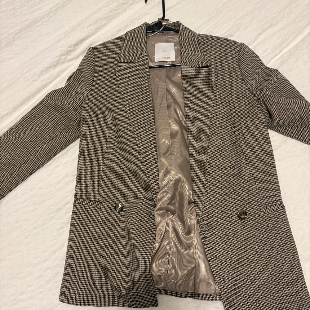 Double breasted micro houndstooth blazer from Mango
